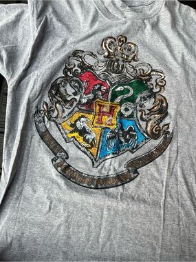 Gray Hogwarts Crest Graphic Tee - Multi Color Shield large